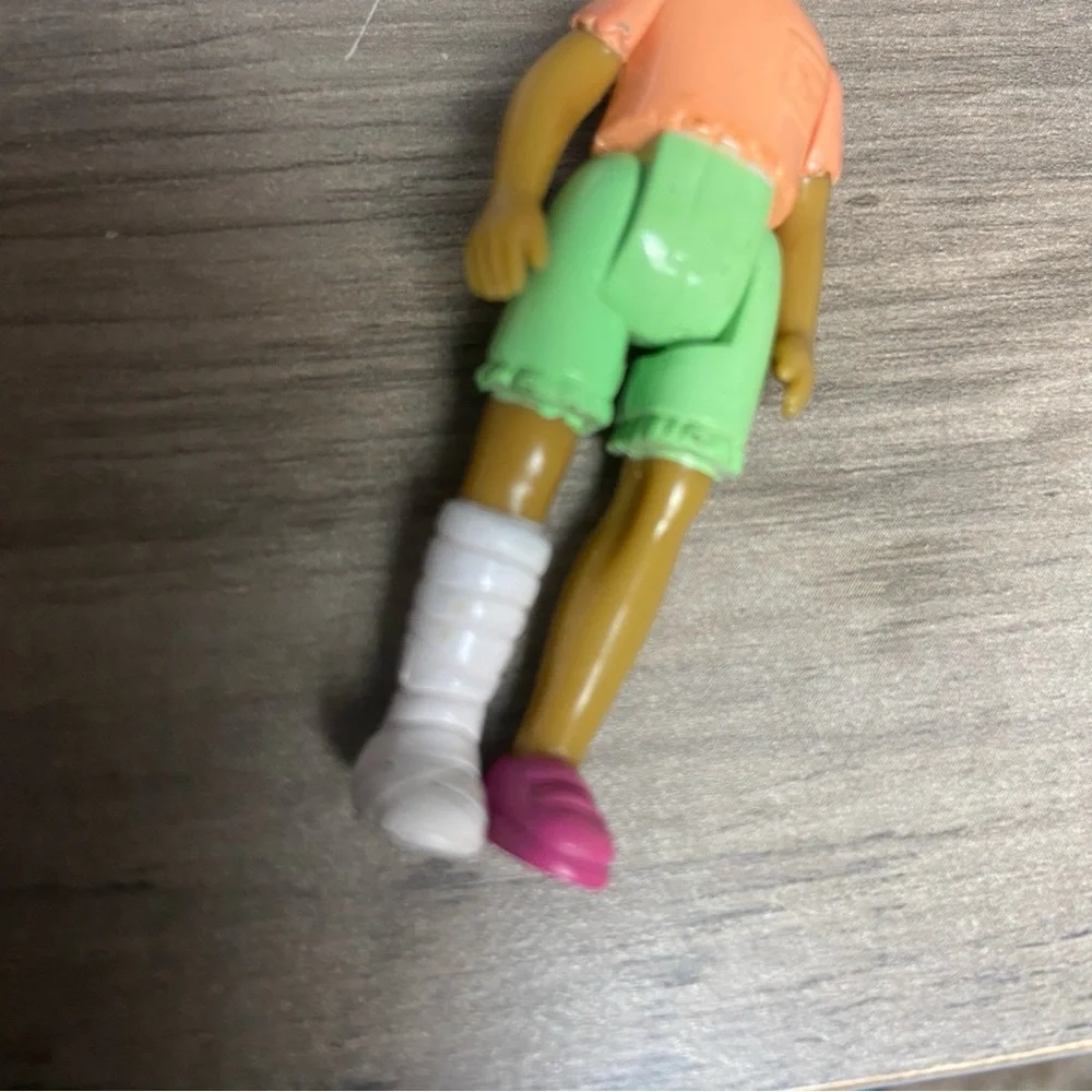 Fisher Price Sweet Streets Dollhouse African American Girl Broken Leg Cast Rare - Picture 3 of 7